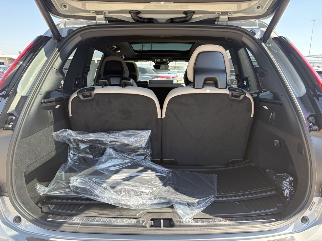 New 2026 Vapour Grey Volvo B6 Plus 7-Seater image 29