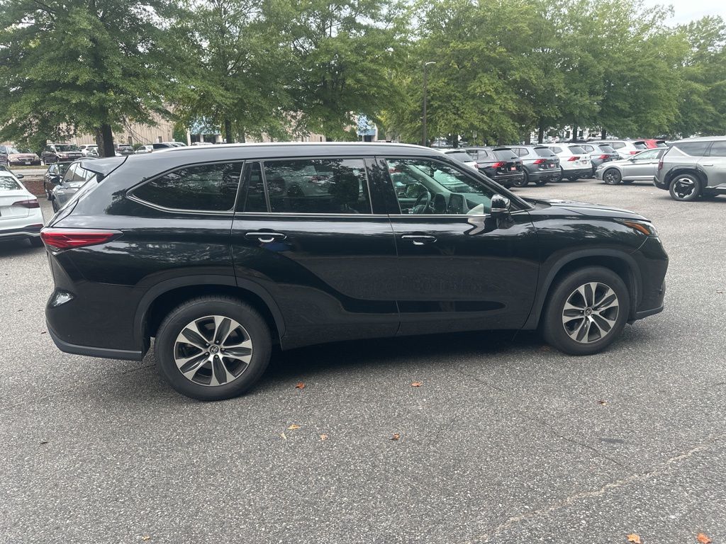 2022 Toyota Highlander XLE 24