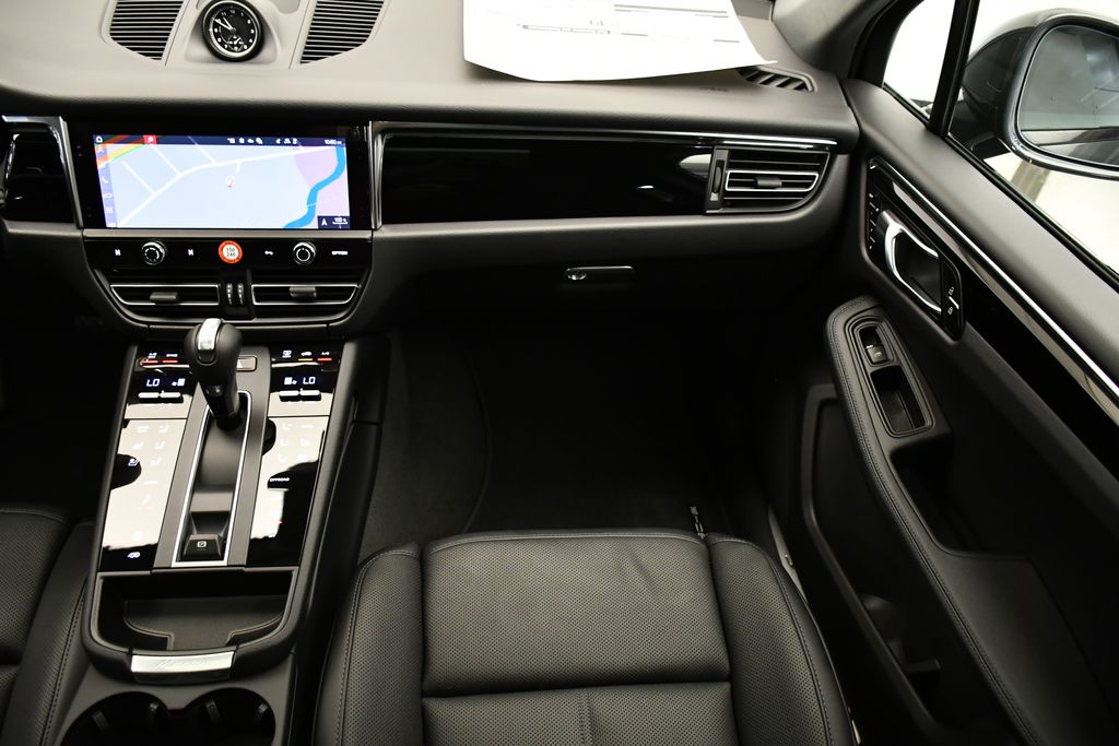 Thumbnail: 2026 Porsche Macan - 23