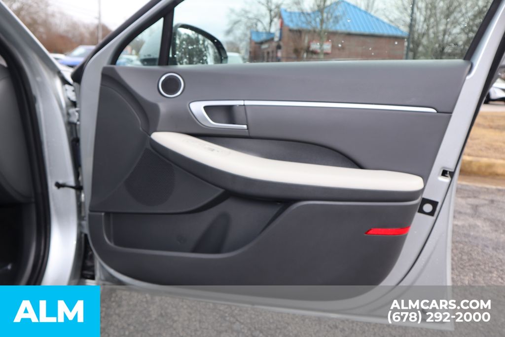 Used 2025 Silver Hyundai SEL image 25