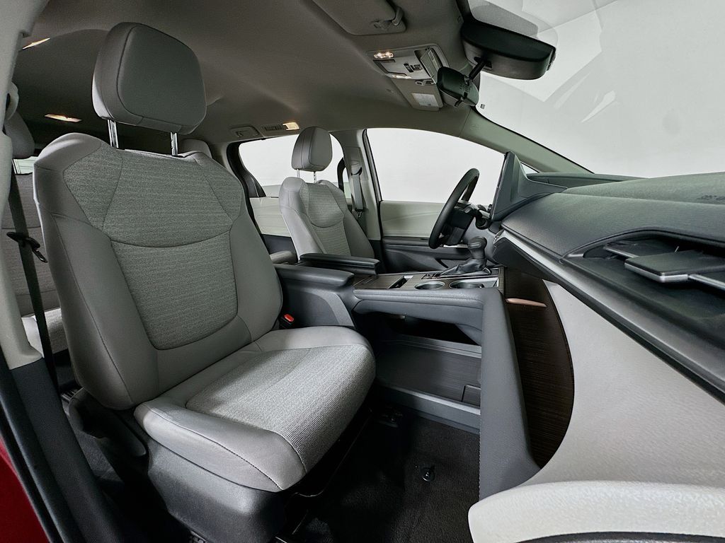 2022 Toyota Sienna LE 28