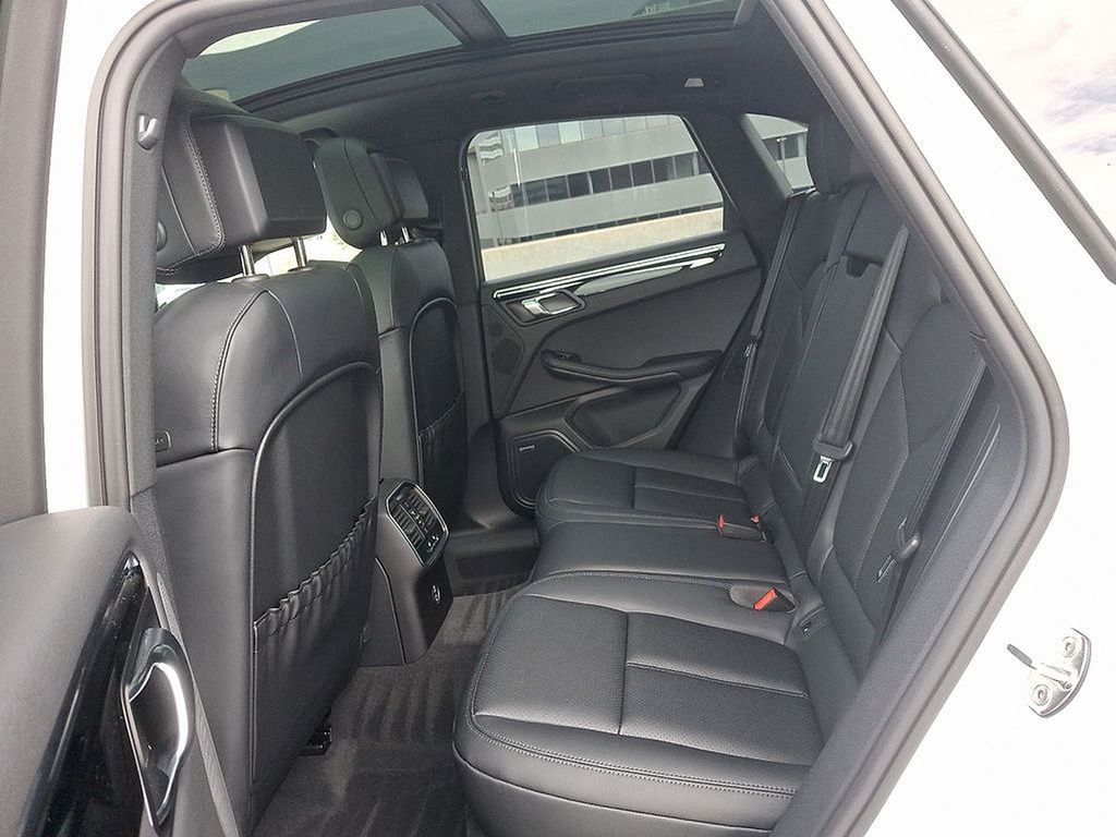 Thumbnail: 2025 Porsche Macan - 12