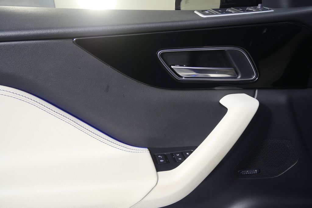 Thumbnail: 2019 Jaguar F-Pace - 8