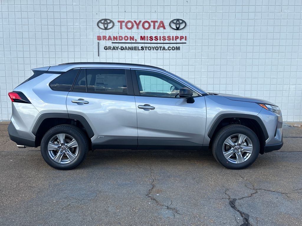 2025 Toyota RAV4 LE's photo