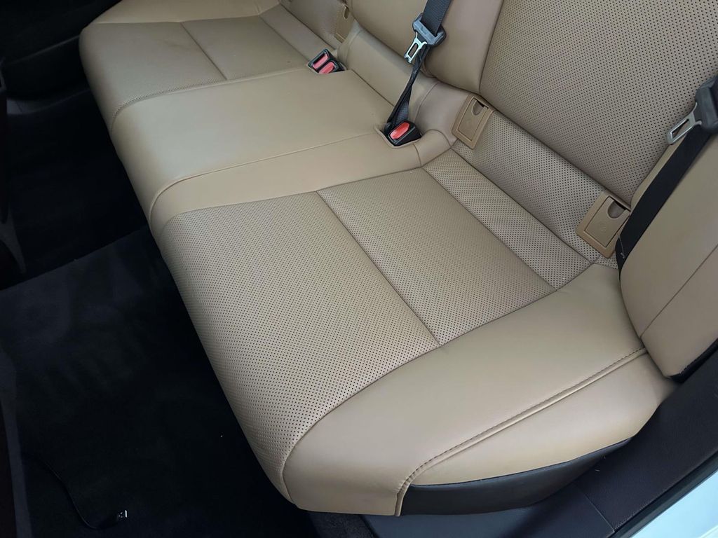 Thumbnail: 2021 Lexus ES - 31