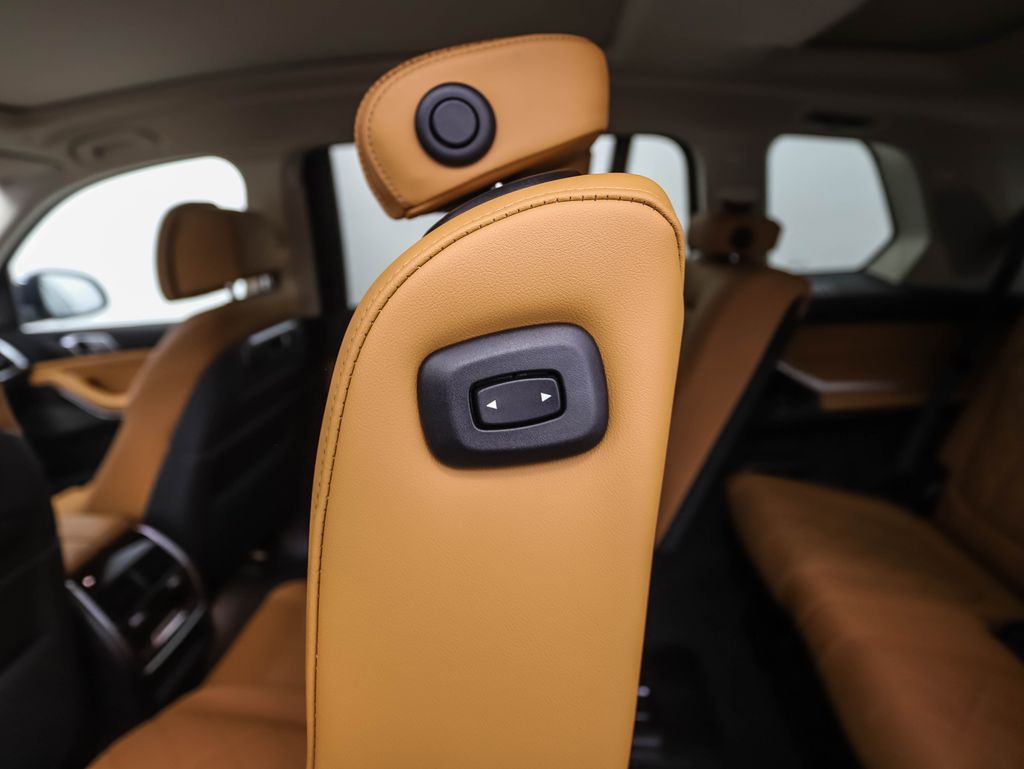 Thumbnail: 2026 BMW X7 - 24