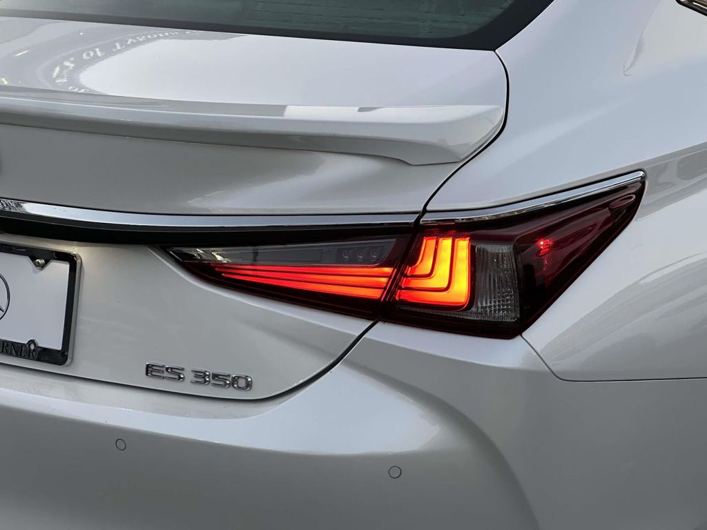 Thumbnail: 2021 Lexus ES - 8