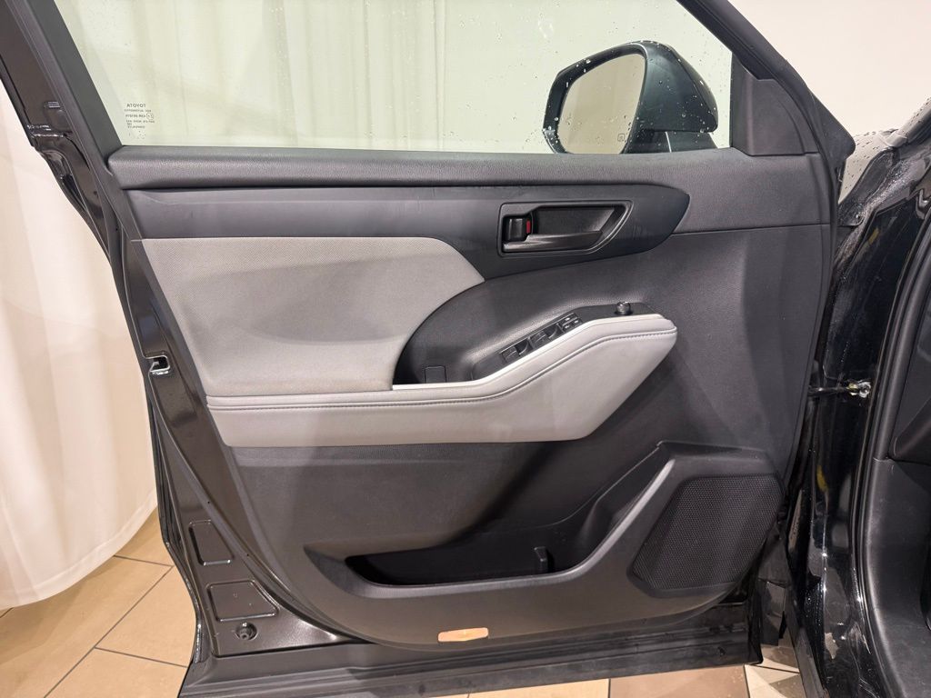 2023 Toyota Highlander LE 16