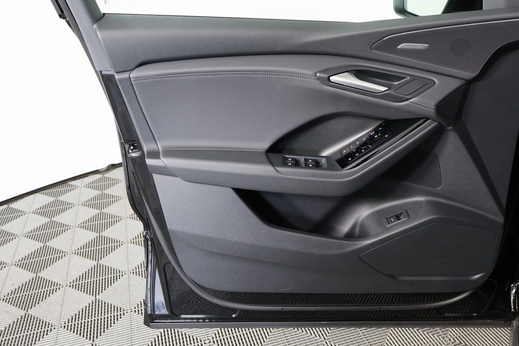 Thumbnail: 2025 Audi Q6 e-tron - 12