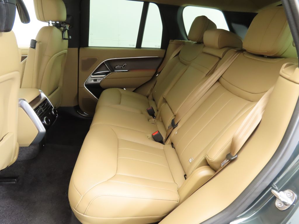 2025 Land Rover Range Rover SE 21