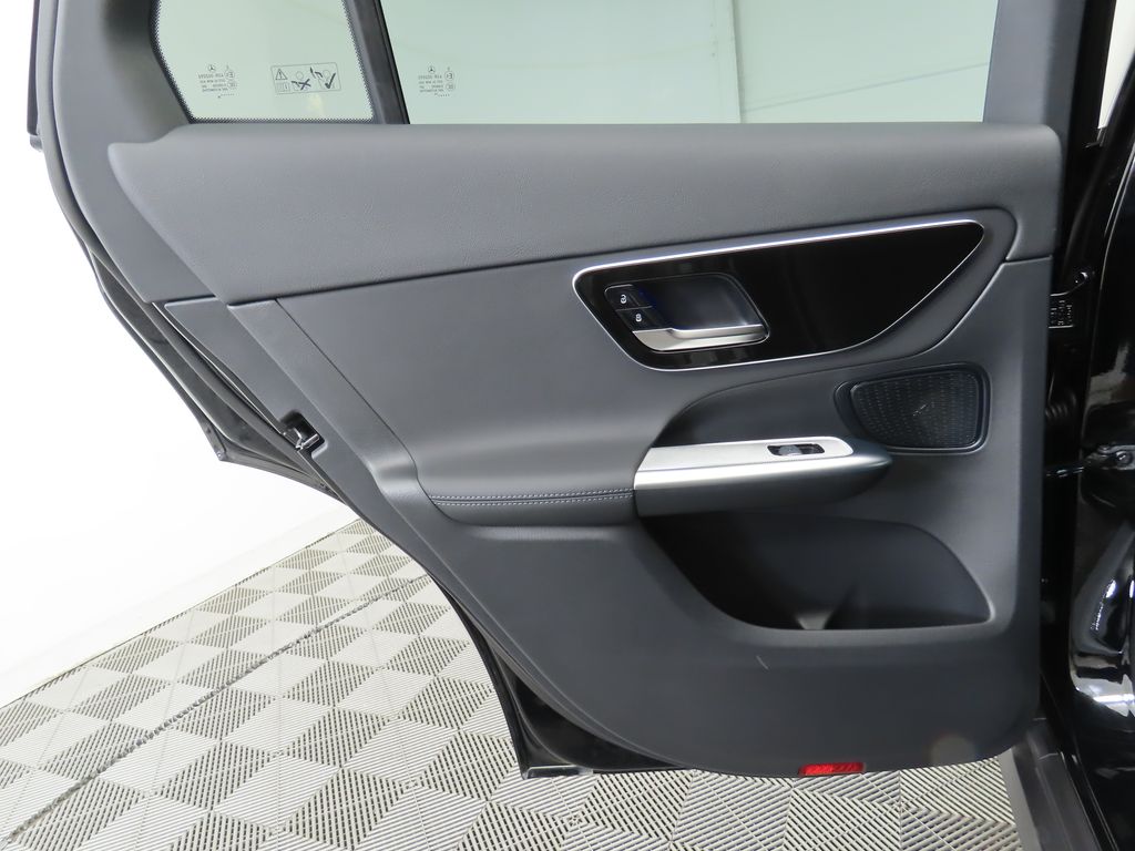 2025 Mercedes-Benz GLC 300 27