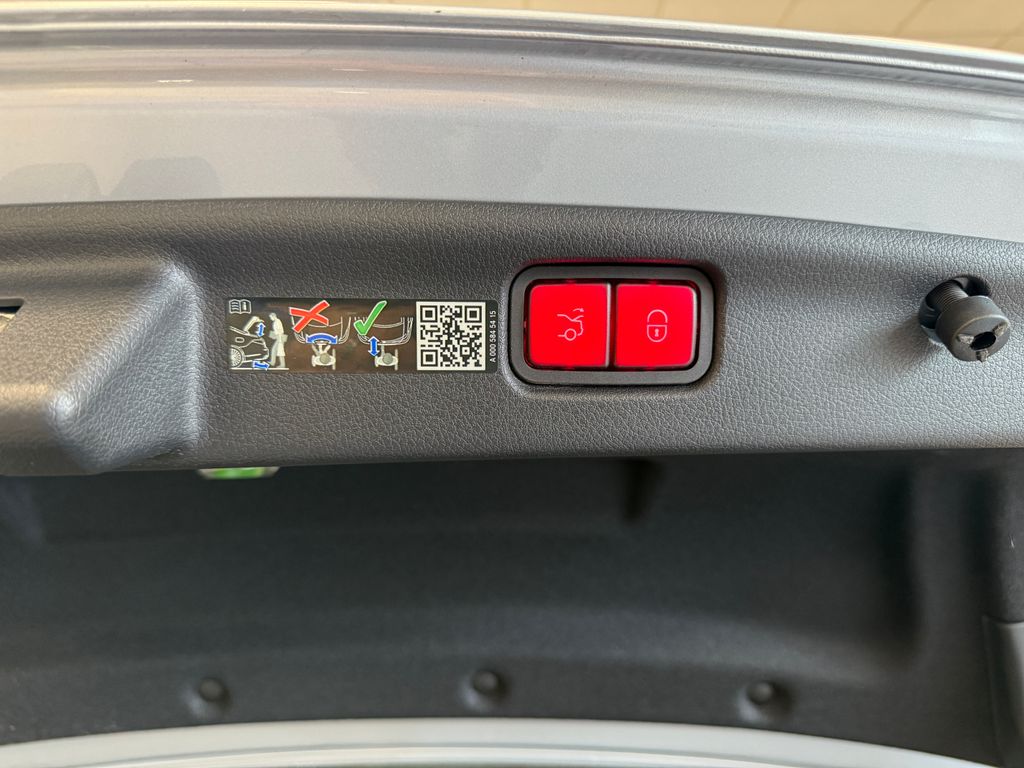 Thumbnail: 2022 Mercedes-Benz C-Class - 16