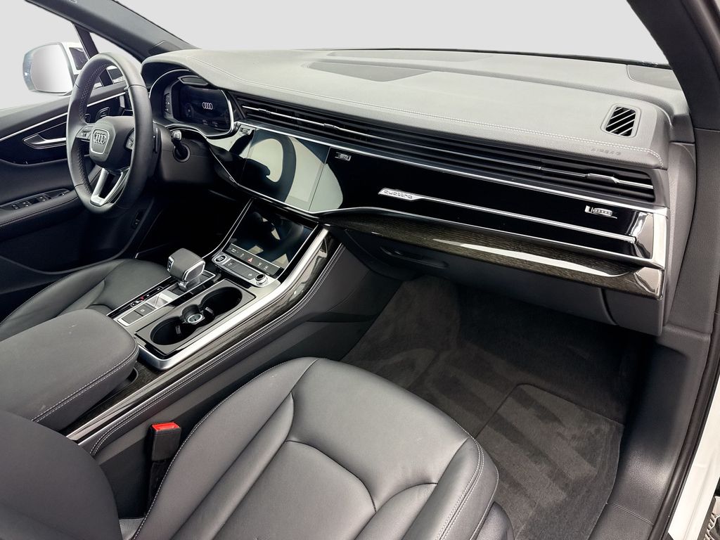 Thumbnail: 2025 Audi Q7 - 16