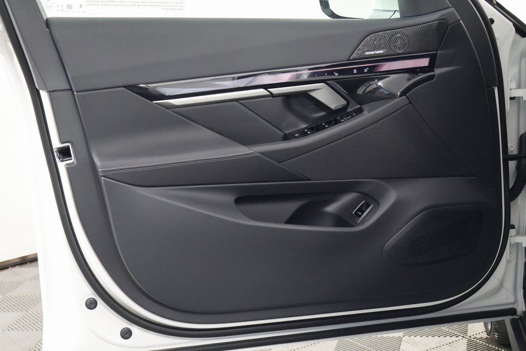 Thumbnail: 2026 BMW i5 - 7