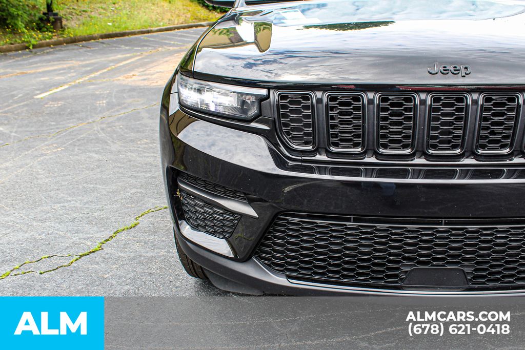 Used 2025 Black Jeep Altitude image 10