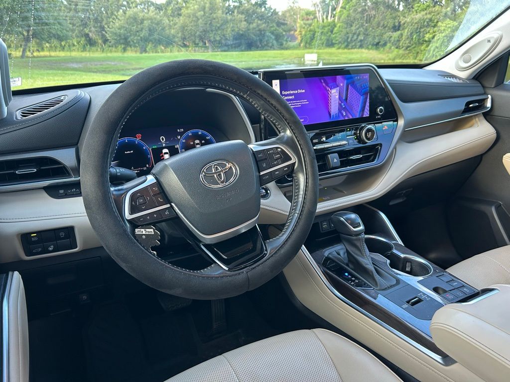 Thumbnail: 2023 Toyota Highlander - 12