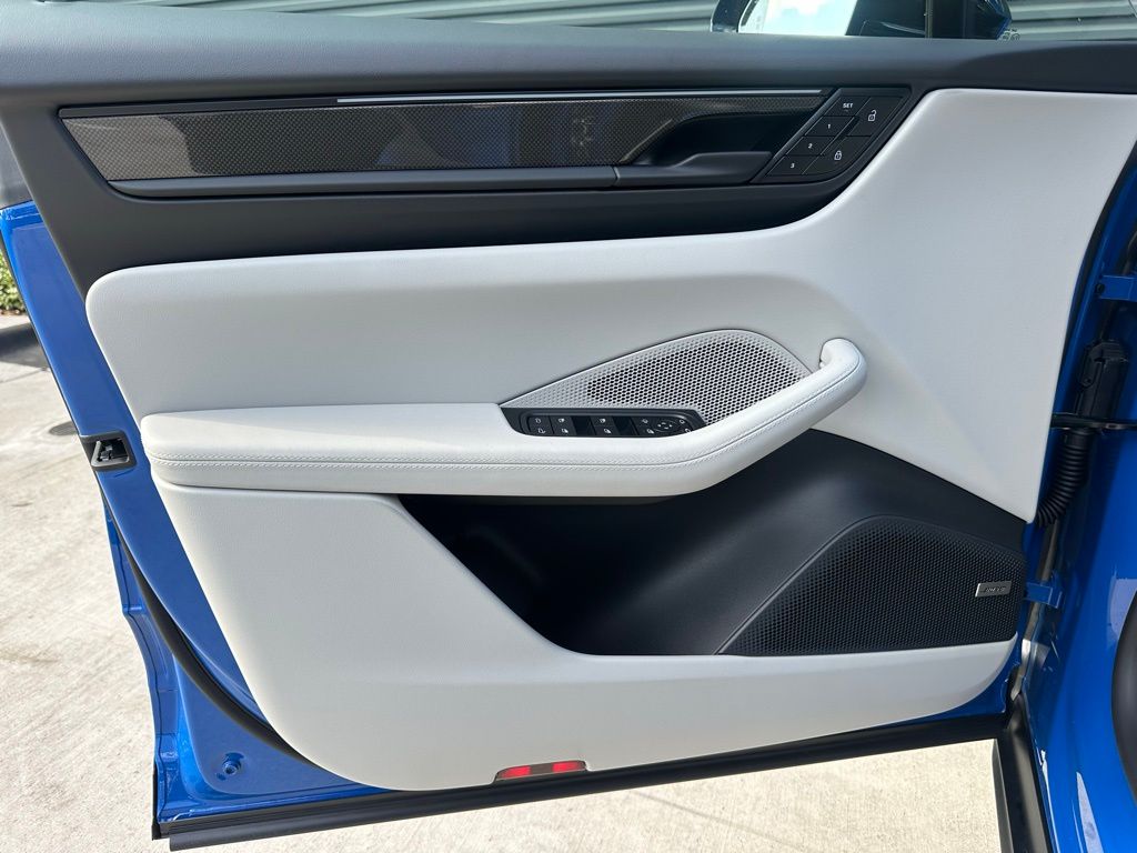 Thumbnail: 2026 Porsche Macan - 19