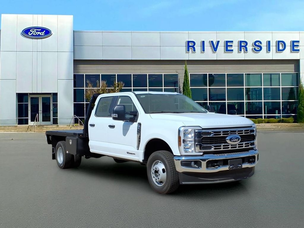Oxford White 2026 Ford F-350 Super Duty Chassis Pickup Truck Four-Wheel Drive Automatic