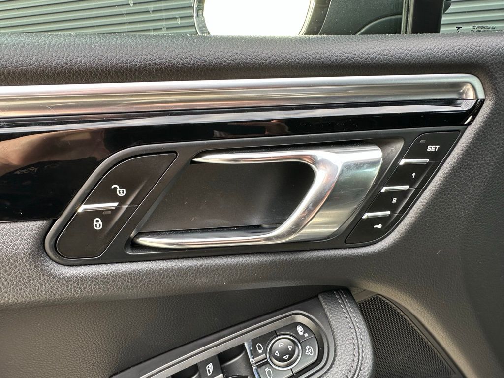 Thumbnail: 2016 Porsche Macan - 19