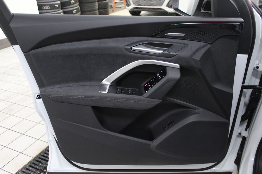 Thumbnail: 2025 Audi SQ5 - 16