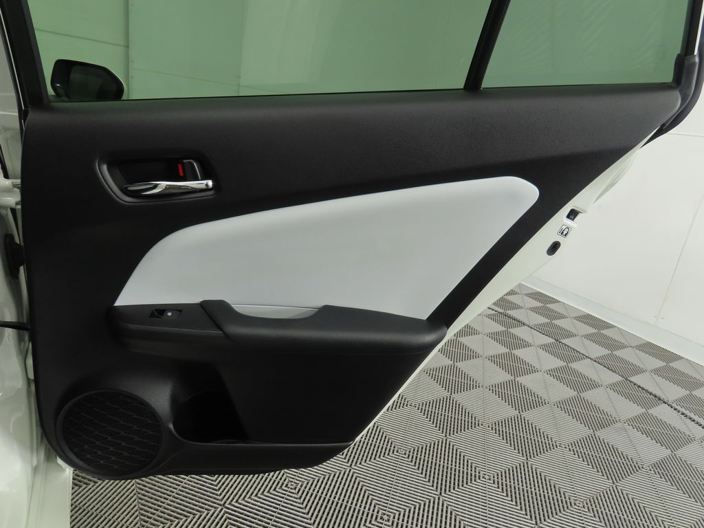 2018 Toyota Prius Four 28