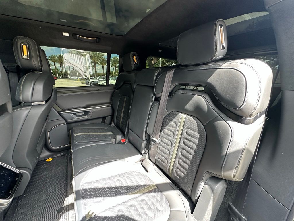 Thumbnail: 2025 Rivian R1S - 29