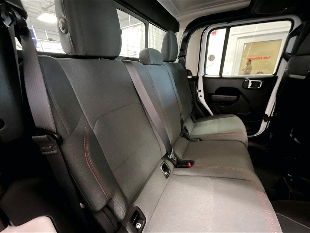 2026 Jeep Gladiator — photo 16