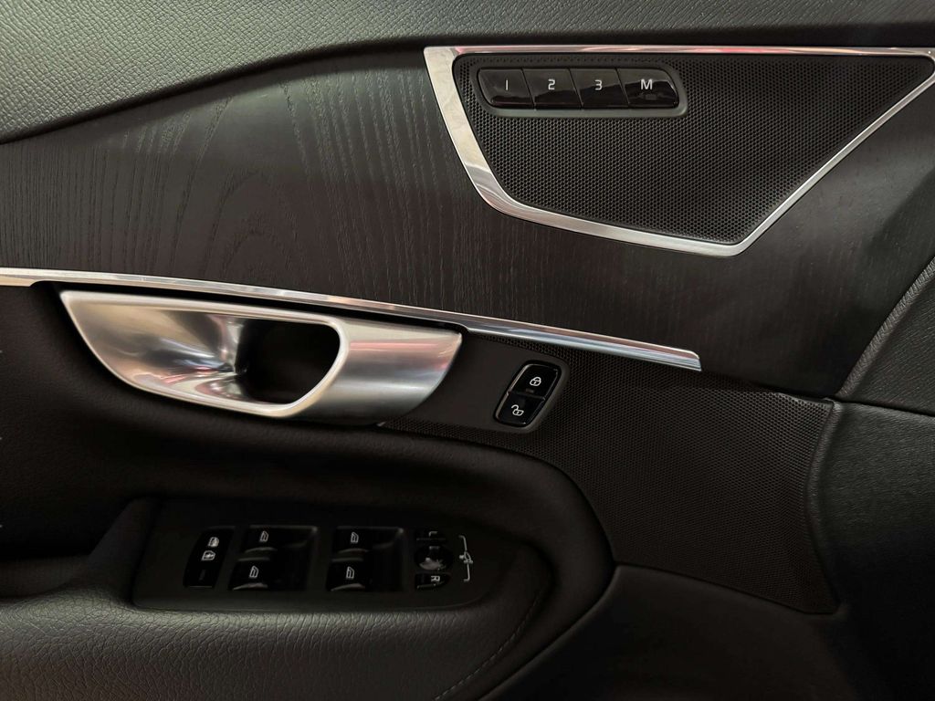 Used 2020 Osmium Gray Metallic Volvo T6 Momentum image 8