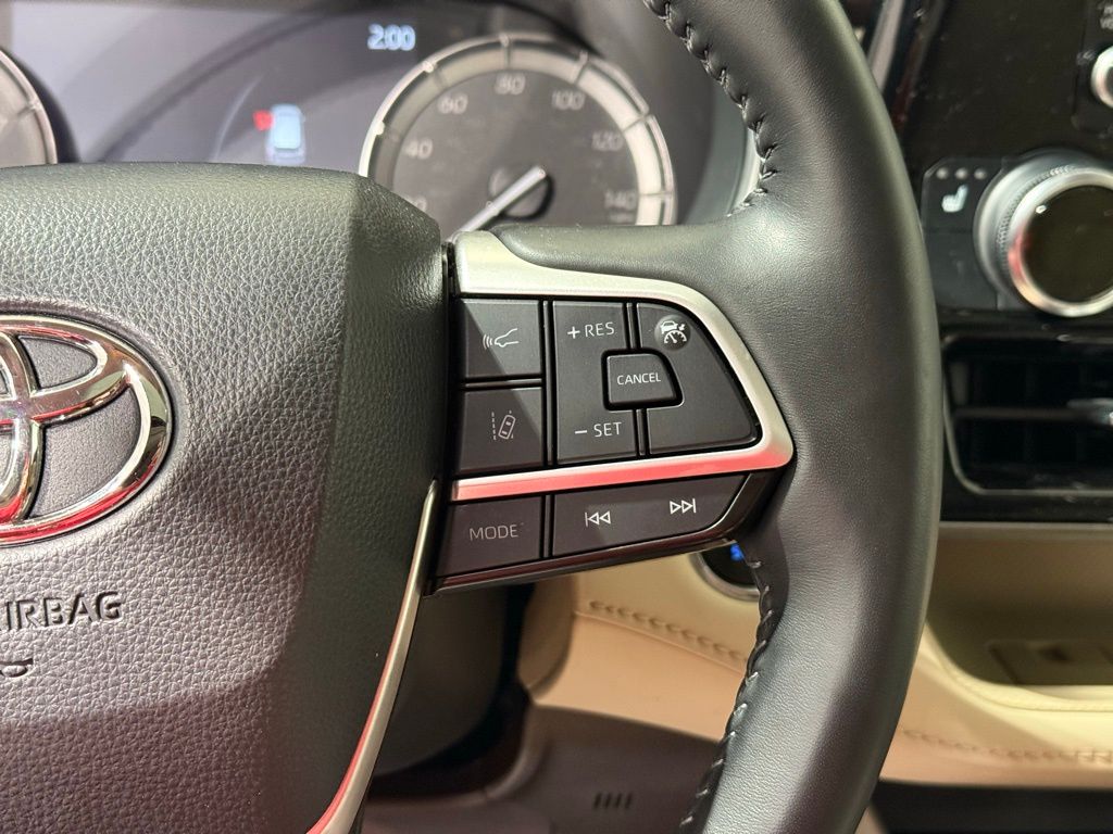 2022 Toyota Highlander XLE 27