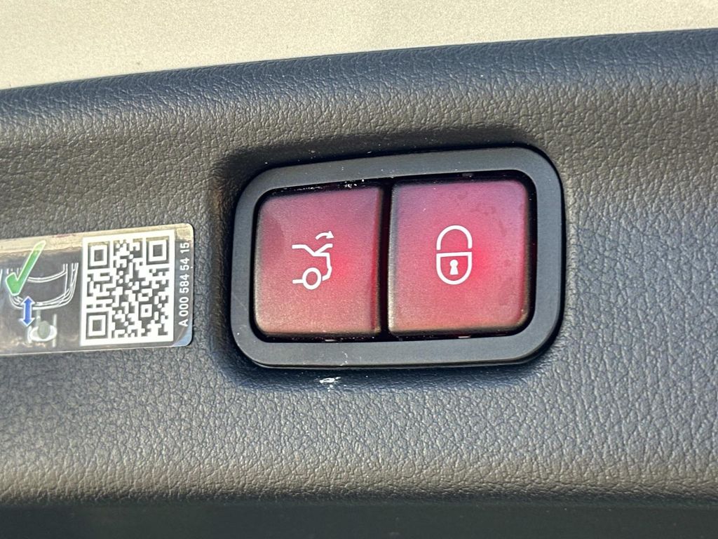 Thumbnail: 2025 Mercedes-Benz C-Class - 25