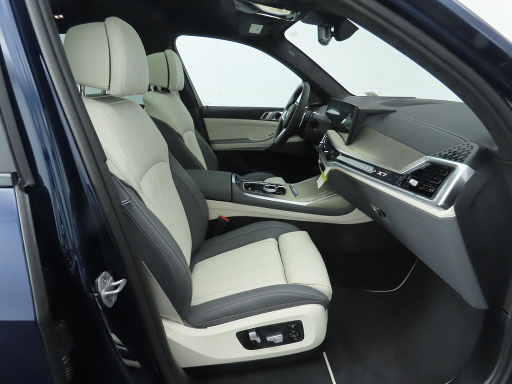 Thumbnail: 2026 BMW X7 - 21