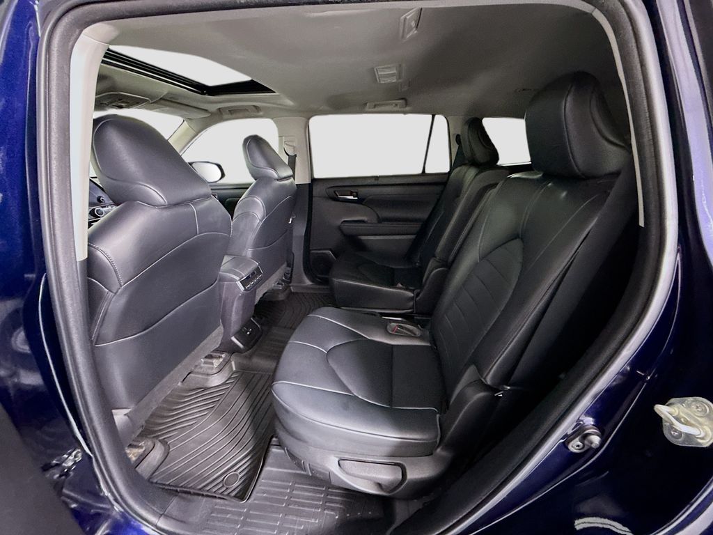 Thumbnail: 2023 Toyota Highlander - 21