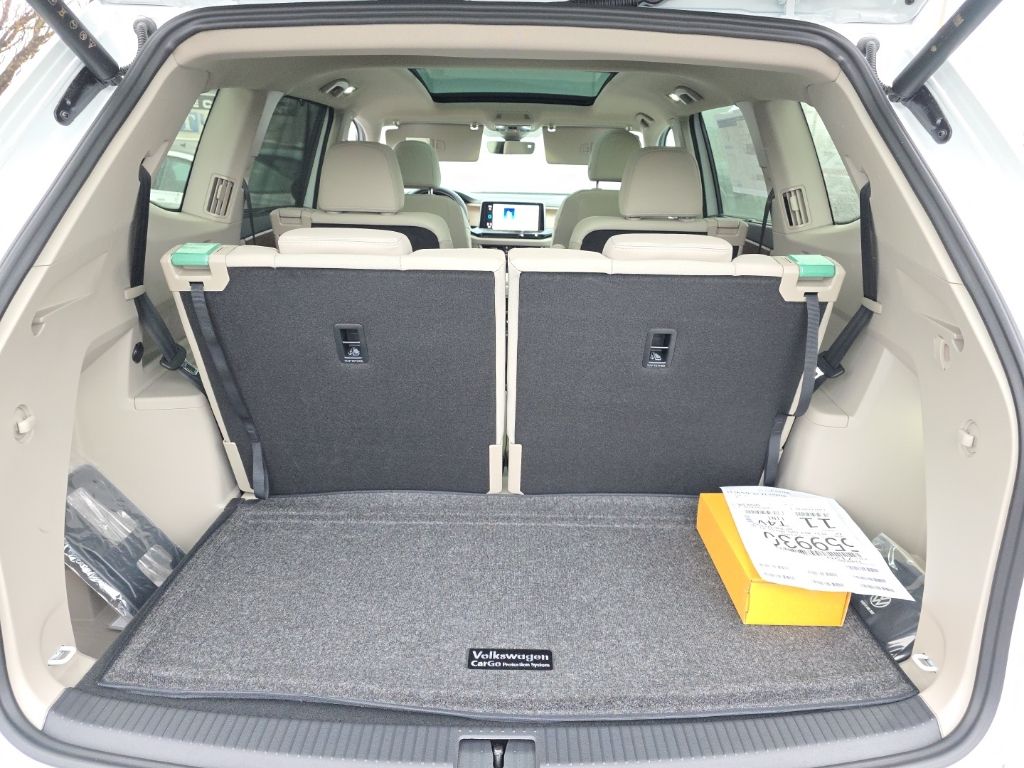 2026 Volkswagen Atlas 2.0T SE w/Technology White/off-white at Sutliff Volkswagen