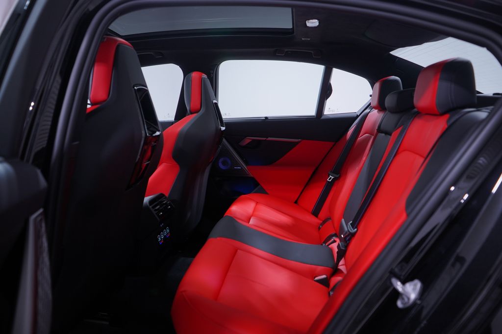 Thumbnail: 2026 BMW M5 - 9