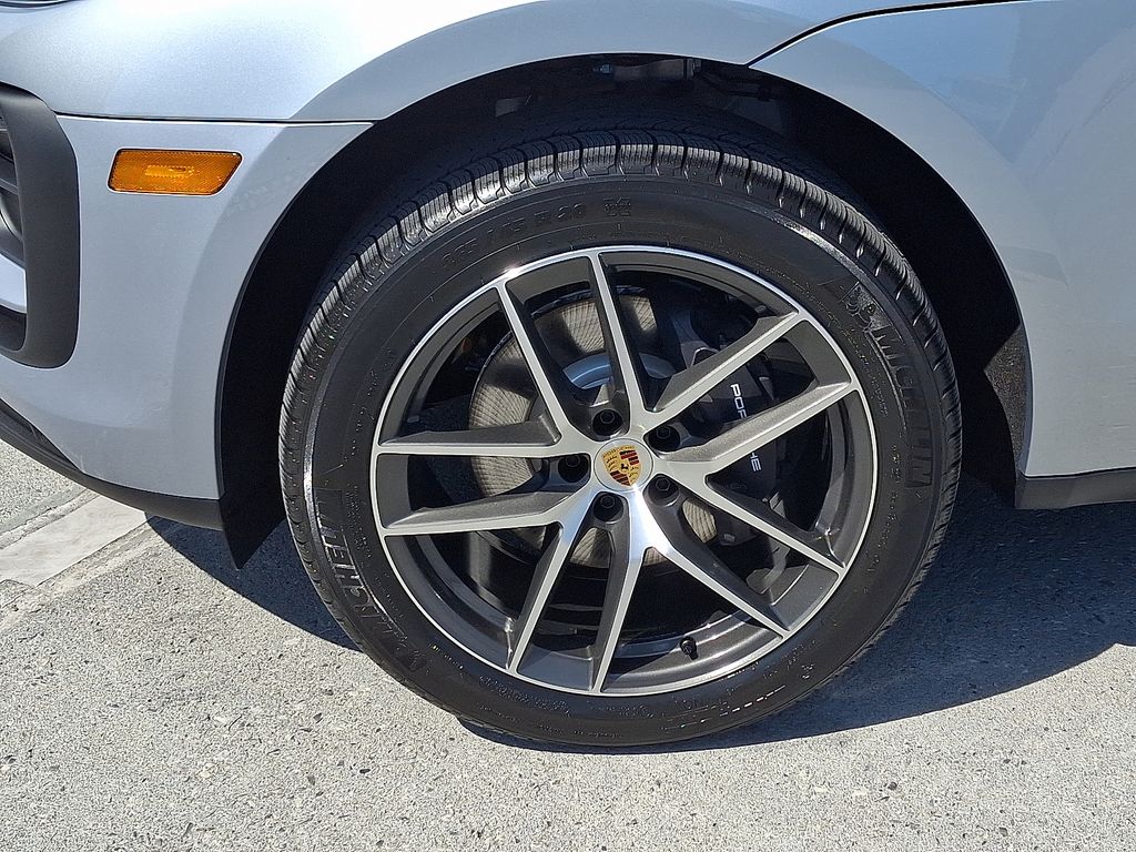 Thumbnail: 2026 Porsche Macan - 10