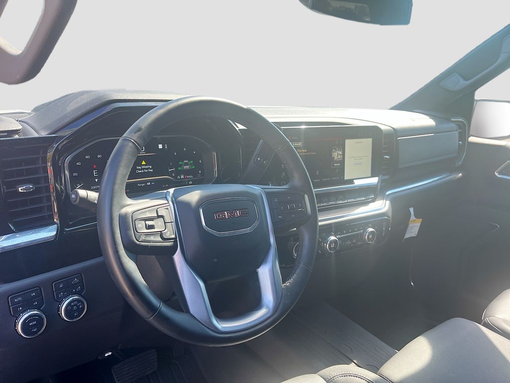 Used 2023 White GMC SLT image 9