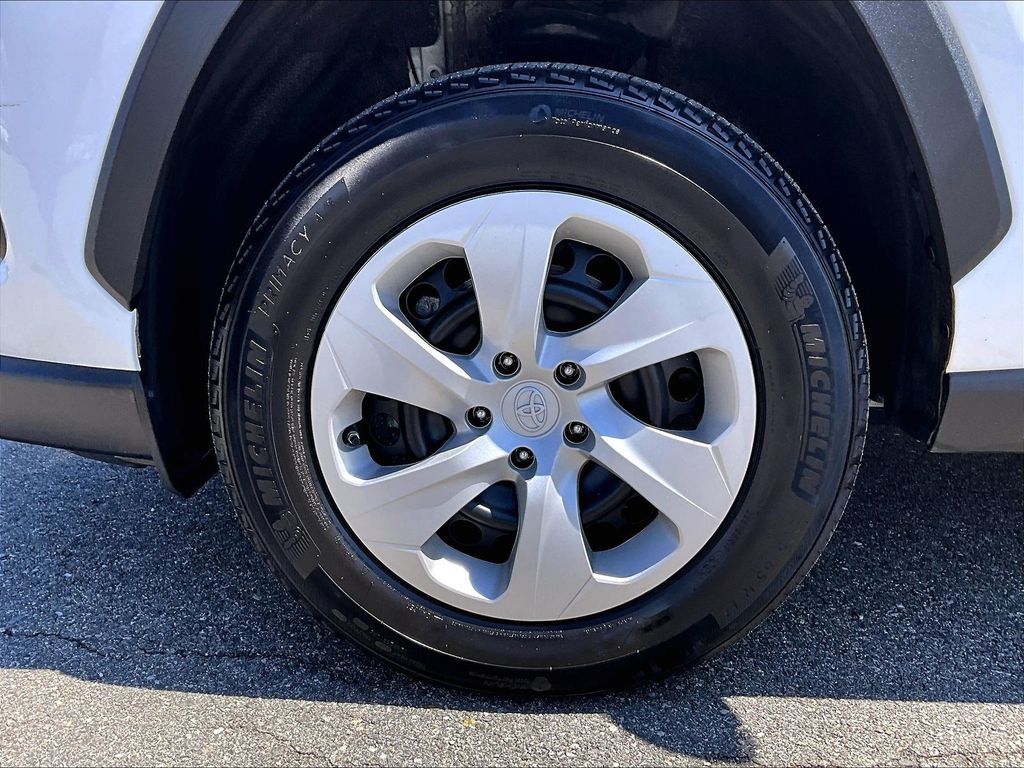 2025 Toyota RAV4 — photo 7