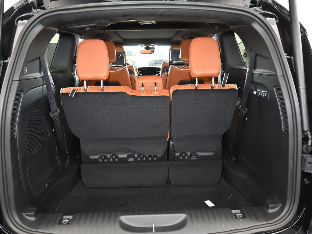 New 2026 Diamond Black Crystal Pearlcoat Chrysler Pinnacle image 37