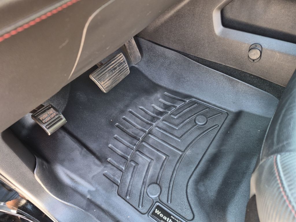 Used 2015 Black GMC SLT image 23