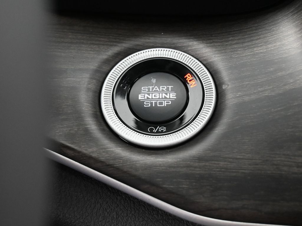 New 2025 Diamond Black Crystal Pearlcoat Jeep Limited image 23