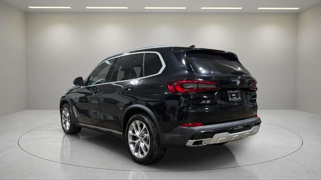 Used 2022 Black BMW xDrive40i image 7