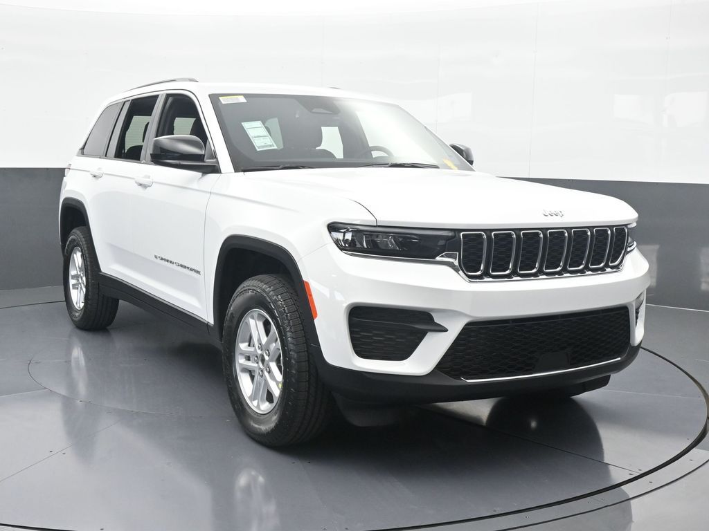 Used 2025 Bright White Clearcoat Jeep Laredo image 9