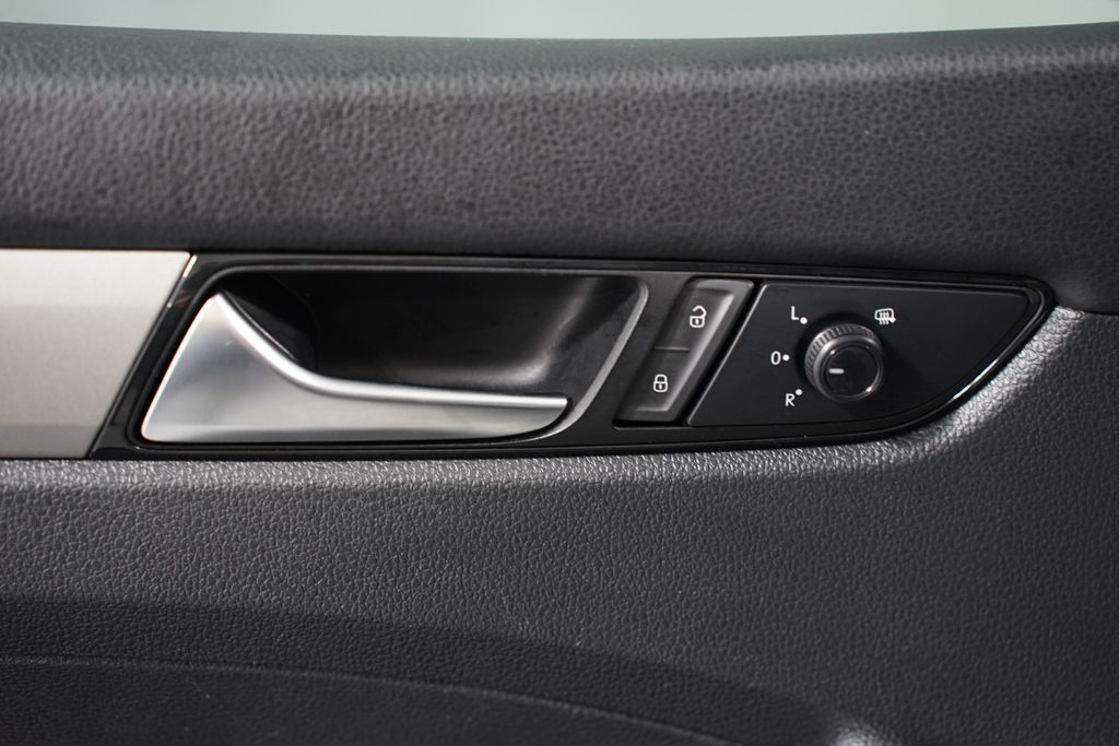 Thumbnail: 2020 Volkswagen Passat - 28
