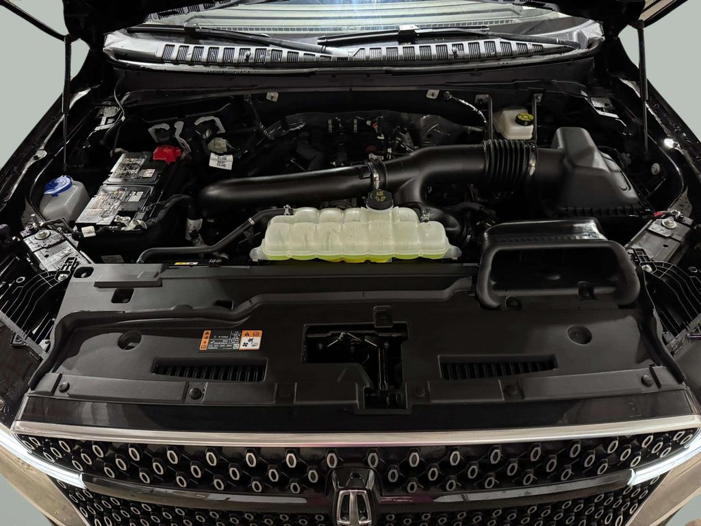 Certified Used 2025 Infinite Black Metallic Clearcoat Lincoln Reserve image 27