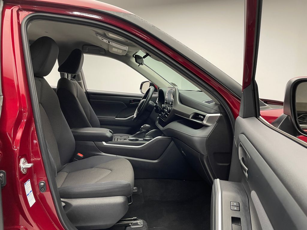 Thumbnail: 2022 Toyota Highlander - 17