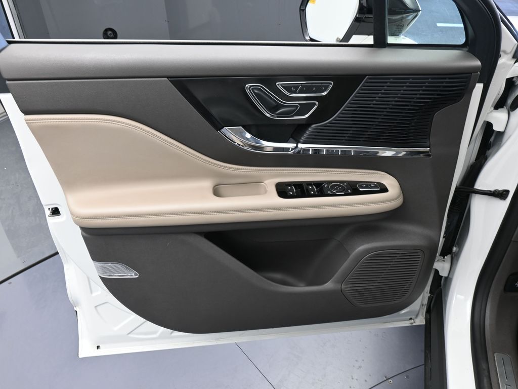 Used 2022 Pristine White Metallic Tri-Coat Lincoln Reserve image 12