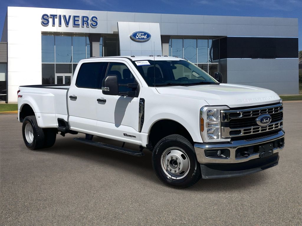 Oxford White 2026 Ford F-350 Super Duty Pickup Truck Four-Wheel Drive Automatic
