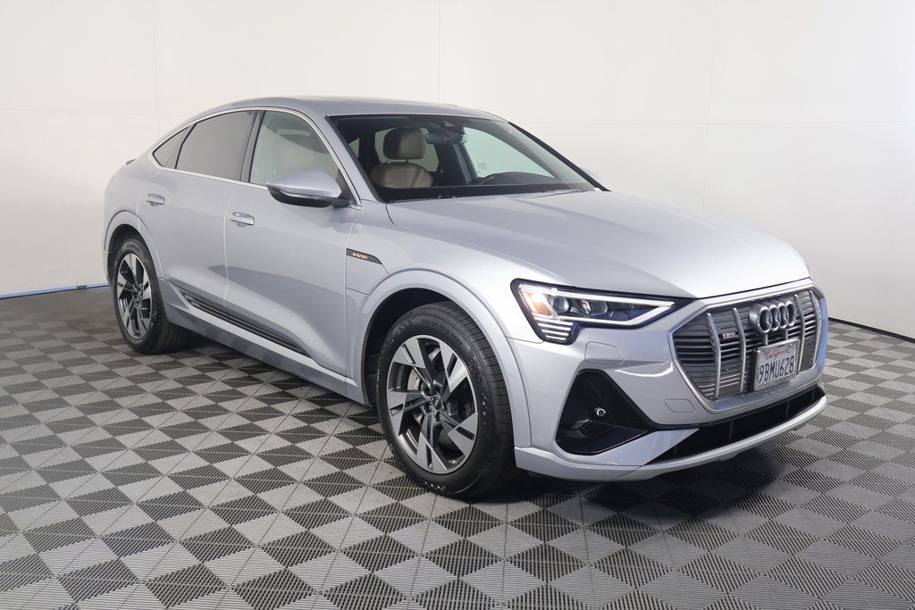 Thumbnail: 2022 Audi e-tron S - 3