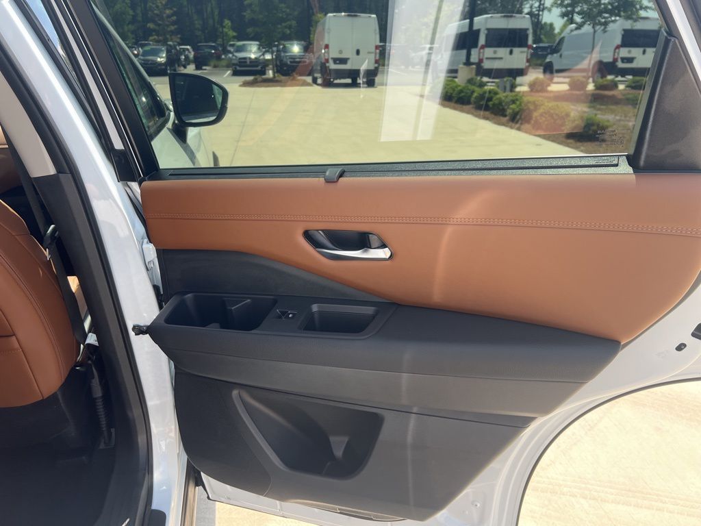 2025 Everest White Pearl Tricoat Nissan Pathfinder Platinum 4X4 SUV