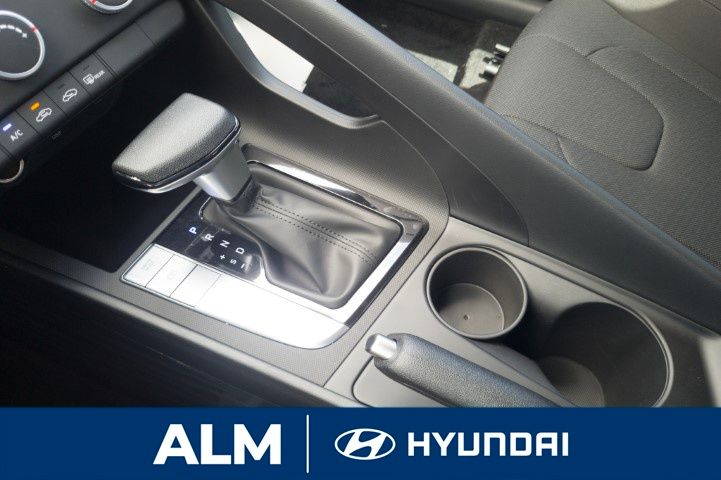 2025 Hyundai Elantra SE photo 13